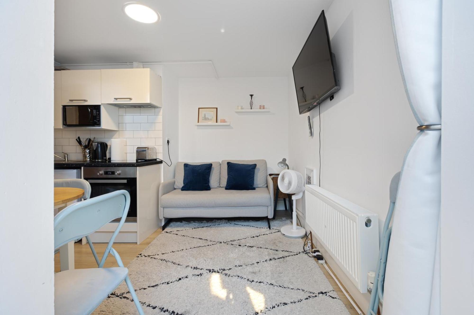 Modern Flat & Balcony In Historic West Kensington Londra